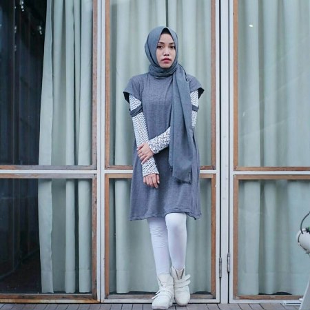 Hijab sopan dengan mini dress